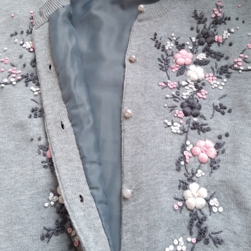 Vintage Grey Knit with Floral Embroidery Cardigan Crew Neck & Pearl Buttons Sz M - Picture 4 of 9